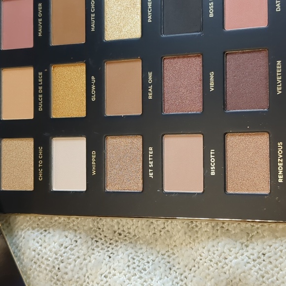 ICONIC London BOOMING & GLEAMING Eyeshadow Palette, 20 x5g/0.05oz - Picture 5 of 10